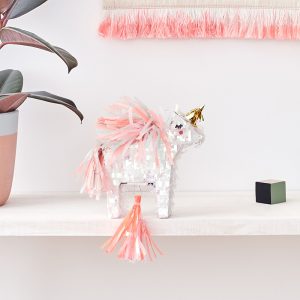 Einhorn-Pinata mit Tattoos von Meri Meri